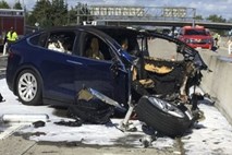 Teslino vozilo, ki je v Kaliforniji trčilo v betonsko ograjo, je bilo na avtopilotu 