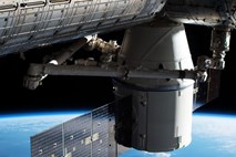 #foto #video SpaceX-ov zmaj na vesoljsko postajo uspešno prinesel zaloge