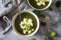 Brokolijevo-špinačna juha s skuto