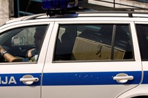 Policija išče očividce sredinega jutranjega bega voznika citroena po Črnučah
