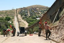 Trump na mejo z Mehiko pošilja nacionalno gardo: Razmere na meji so krizne