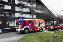 Gasilci pogasili ogenj v stanovanju, policista rešila negibno osebo 