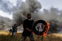 V Gazi znova nasilje: palestinski protestniki vojake obmetavali s kamni, ti so odgovorili s solzivcem in pravim strelivom