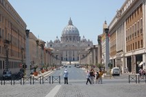 V Vatikanu prijeli nekdanjega diplomata v ZDA zaradi otroške pornografije