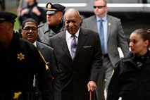 Začetek procesa proti Cosbyju zmotila razgaljena aktivistka