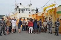 V Indoneziji zajeli ladjo z nezakonitimi ribiči, ki je plula pod osmimi različnimi zastavami