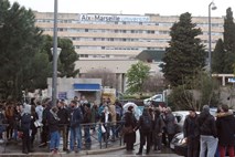 Francoska policija s pariške Sorbone evakuirala študentske protestnike