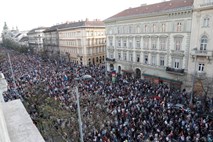 #foto V Budimpešti več deset tisoč ljudi protestiralo proti Orbanu
