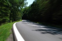 Hitrost še vedno eden glavnih vzrokov smrti na cestah
