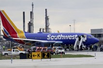 V Philadelphii zasilen pristanek letala po dramatični eksploziji motorja, ena potnica umrla