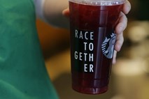 #video Starbucks zaradi učenja o rasizmu in diskriminaciji konec maja za en dan zapira 8000 lokalov