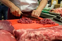 Znanost nad mite o prehrani: Je rdeče meso rakotvorno, perutnina pa ne?