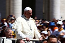 Papež za svoj god naročil 3000 sladoledov za revne