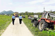 Jezni kmetje gradbince na Ježici ustavili s traktorji