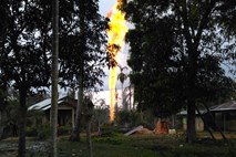 V požaru na nezakoniti naftni vrtini v Indoneziji najmanj 15 mrtvih