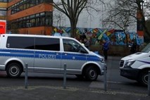 Nemec med tatvino avta po nesreči ugrabil dva otroka