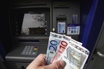 Na bankomatih v neevrskih državah priporočljiva izbira 'brez konverzije'