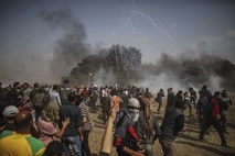 Na protestih v Gazi ubiti štirje Palestinci, več sto je ranjenih