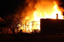 Nevarnost eksplozije: v Črni gori velik požar v tovarni za proizvodnjo in predelavo mesa 