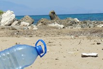 V morje od Kopra do Strunjana prineslo velike količine smeti 