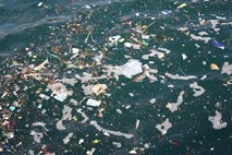 Odstranjevanje smeti, ki jih je naplavilo v slovensko morje, bo še trajalo