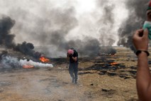 Med protesti ob meji med Gazo in Izraelom ranjenih več Palestincev 