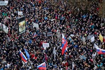 Na desettisoče Slovakov na ulicah zahtevalo svobodo medijev in predčasne volitve