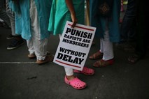 V Indiji ugrabili in posilili 16-letnico, ki so jo nato živo zažgali