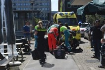 V Haagu moški z nožem ranil tri ljudi
