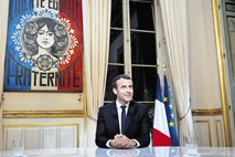 Macron po letu dni še precej udobno v sedlu