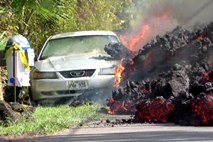 #foto #video Lava »požira« avtomobile in drevesa