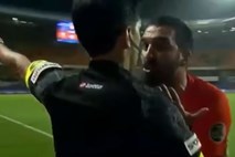 #video Turškemu nogometašu zaradi napada na sodnika 16 tekem prepovedi igranja