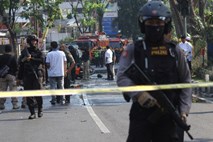 V samomorilskih napadih na cerkve v Indoneziji več mrtvih