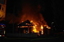 V požaru mizarske delavnice v Pečicah za 300.000 evrov škode