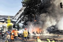 Islamski skrajneži v Indoneziji v smrt pognali lastne otroke