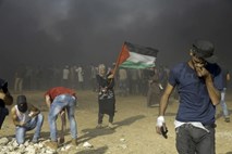 V Gazi v protestih bistveno manj žrtev, po svetu pa veliko zgražanja