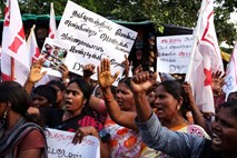 V posredovanju indijske policije proti protestnikom več mrtvih