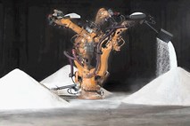 Kritika razstave Boštjana Drinovca: Razmislek o robotih 