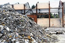 Deset mesecev po požaru v Zalogu še vedno kupi odpadkov