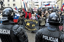 Pred parlamentom istočasno dva protesta – eden proti sovraštvu, drugi za obrambo slovenstva