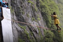 #video Vrv na višini 1300 metrov prehodila v petkah 