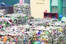 Lastnik bal z odpadki bo moral te odstraniti z lokacije v Domžalah