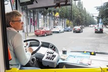  Poklic voznika avtobusa: Zanimanje za izpit tudi pri starejših od 60 let