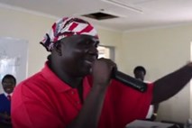 #video Afriški duhovnik božjo besedo med mlade razširja z rapanjem 