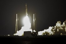 SpaceX preložil turistične polete okoli Lune