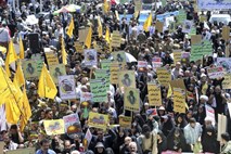 #foto Tisoči Irancev na protestih v podporo Palestincem, v Gazi ponovni izgredi 