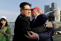 #foto Na predsedniškem vrhu v Singapurju tudi imitatorja Trumpa in Kima 