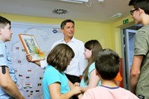 Pahor na Jesenicah sodeloval v prostovoljski akciji Podari uro