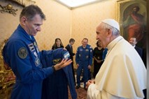 #video Astronavti papežu podarili vesoljsko obleko
