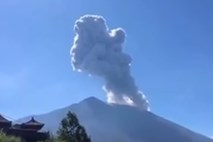 #video Ognjenik na Baliju bruha pepel dva kilometra visoko 